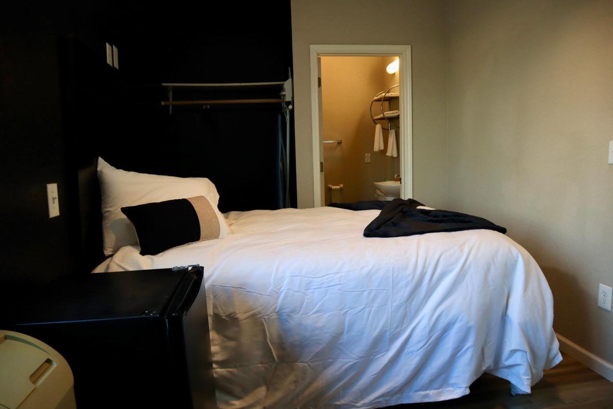 Hotel Dilley Grand Habitación foto